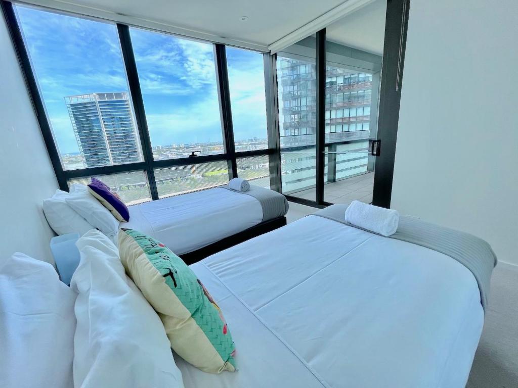 A bed or beds in a room at Brilliant WaterView 3B Apartment Secured Parking