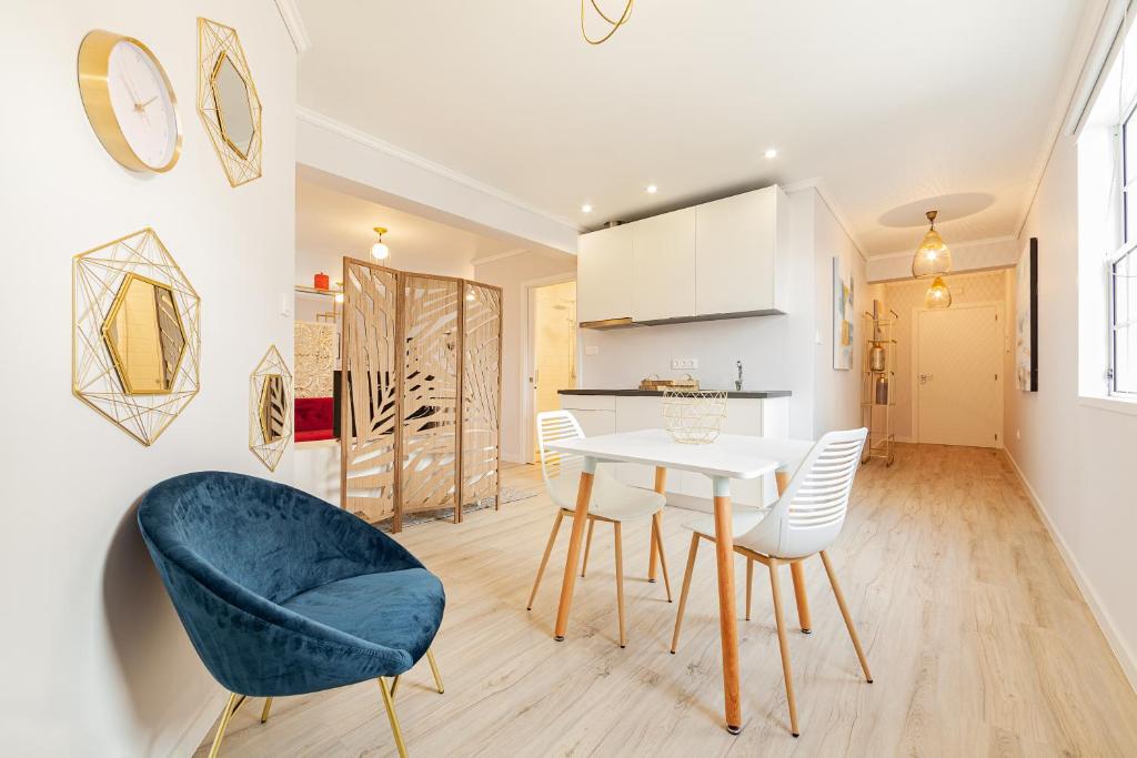 a kitchen and dining room with a table and chairs at Pico Studios in Madalena