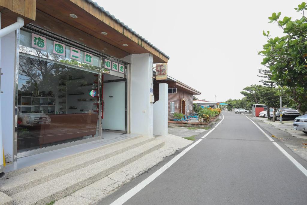 an empty street in front of a building at Hai Yuan Bungalow II in Kenting
