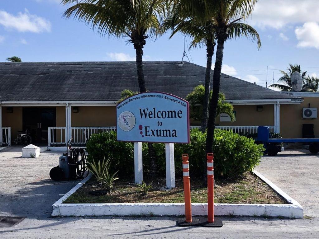 un signe de bienvenue devant un bâtiment dans l'établissement Fishtails Palms - Mahogany, à Stuart Manor