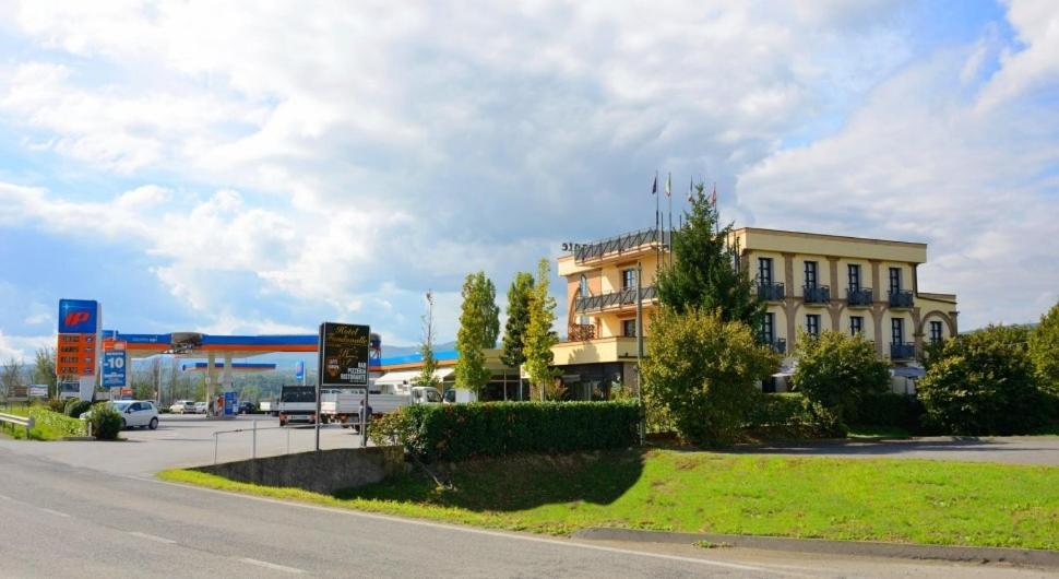 een gebouw aan de kant van een straat met een weg bij Hotel Fondovalle in Città della Pieve