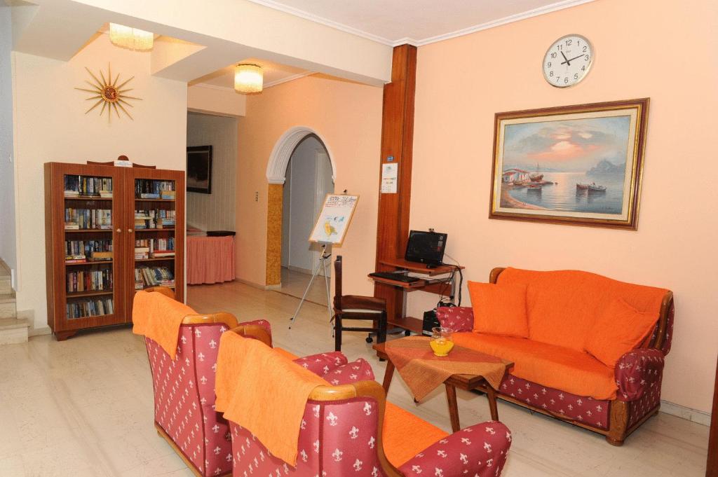 TV a/nebo společenská místnost v ubytování Argassi Beach Hotel