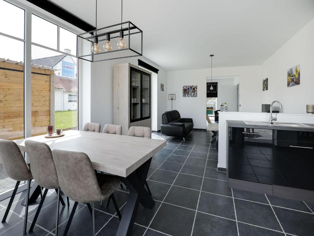 een keuken en eetkamer met een tafel en stoelen bij Beautiful house in Flemish Ardennes for cyclists in Ronse