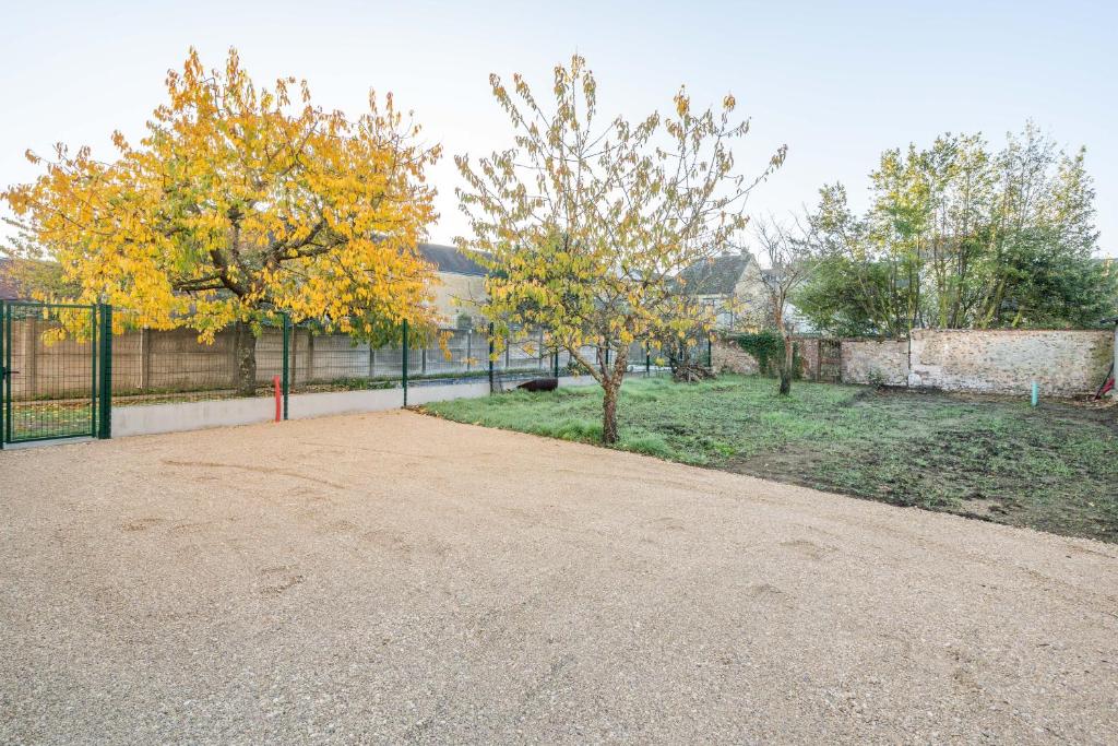 a dirt road with two trees in a park at Welcome perche ! Appartements 3 étoiles à NOGENT le Rotrou in Nogent-le-Rotrou