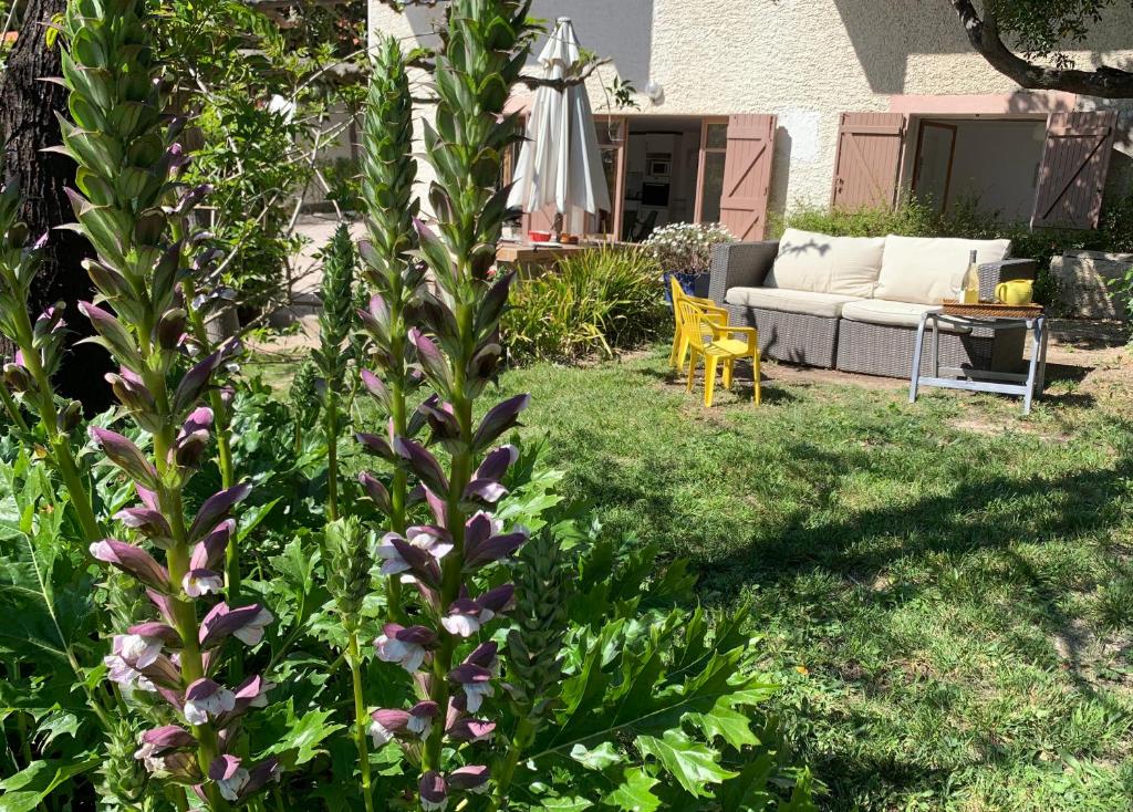 Galeriebild der Unterkunft Large private garden, 2 bedroom apartment, countryside, quiet, parking, air conditioning, wifi in Cassis