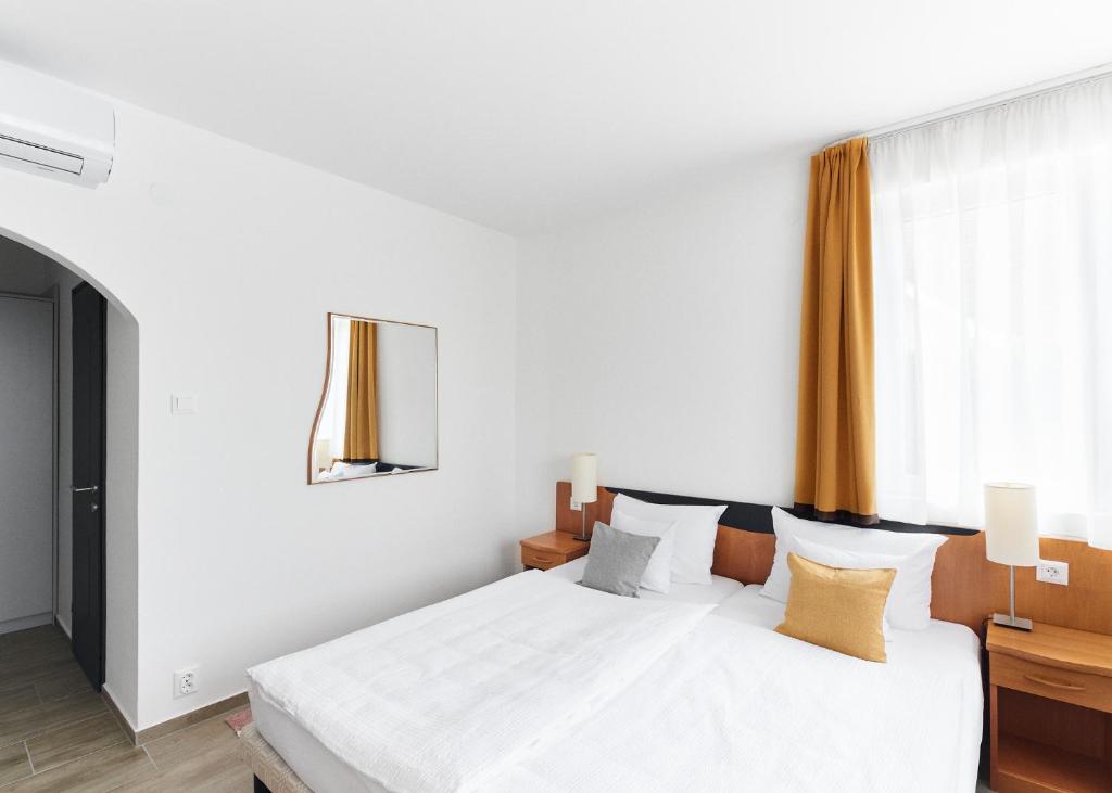 Postel nebo postele na pokoji v ubytování Lorelei Pension Adults Only