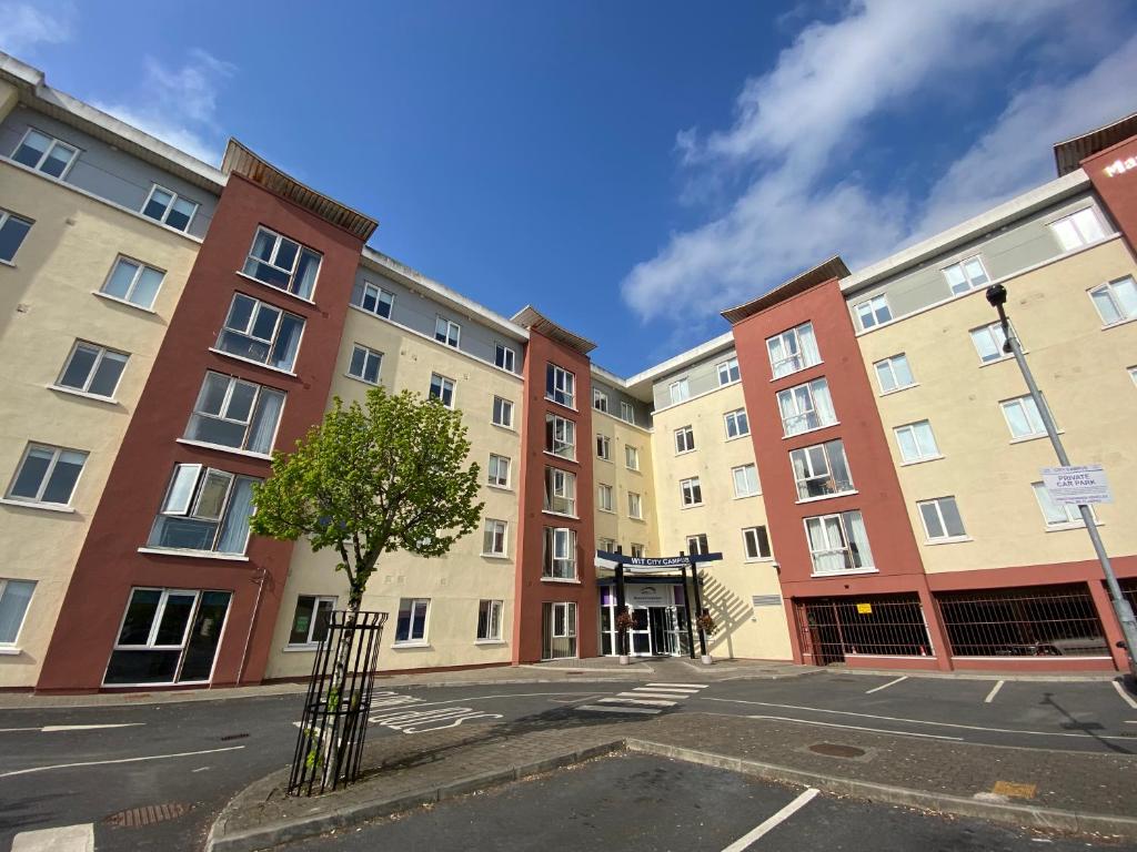 una fila de edificios en una calle con un árbol en Waterford City Campus - Self Catering en Waterford