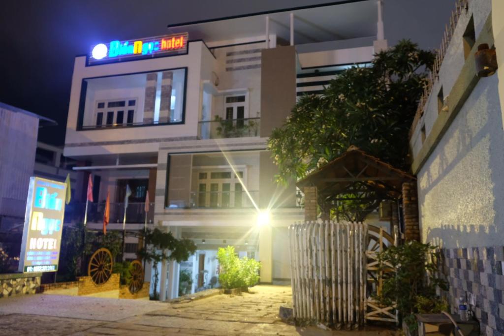 潘切的住宿－Biển Ngọc Hotel，一座晚上有 ⁇ 虹灯标志的建筑