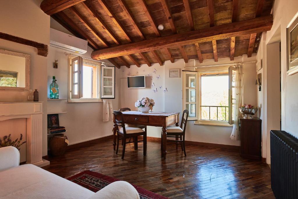 uma sala de estar com uma mesa de madeira e cadeiras em CENTRAL- VIEWS - AIR CONDITIONING - Easy Parking -SELF CHECK In em Perugia