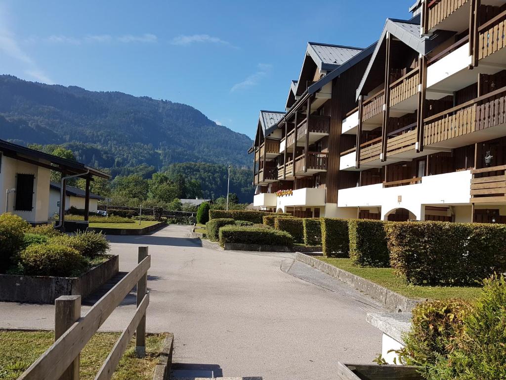 a building with a pathway in front of it at Le Duplex Septimontain in Samoëns