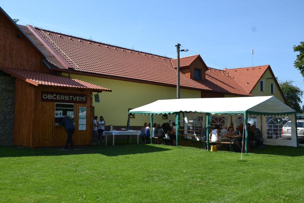 Budova, kde se farma nachází