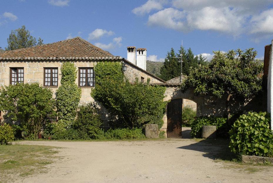 a house with ivy growing on the side of it at Agro-Turismo - Quinta do Pinheiro in Cavadoude
