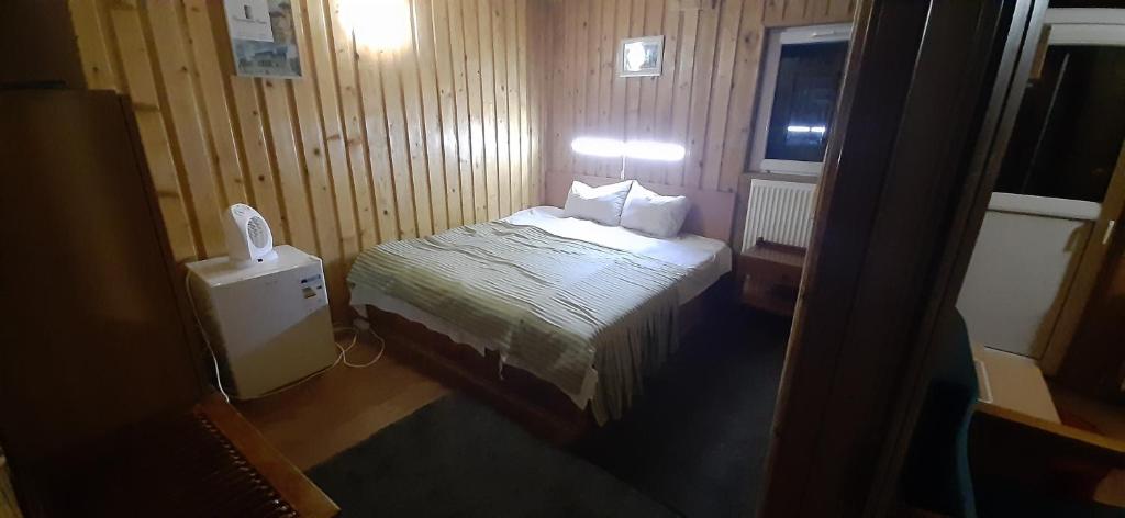 Apartamente Casa Cristina in Pensiune la 400m de Pârtia de ski - Quarto Duplo Com Banheiro Privativo