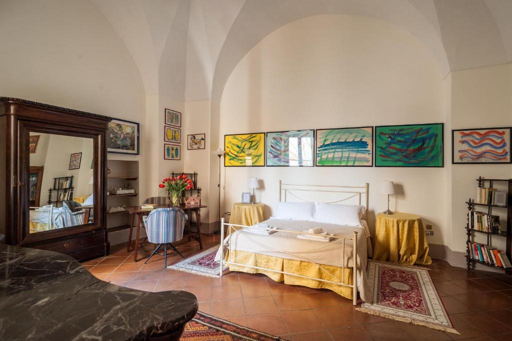 Rúm í herbergi á Palazzo Bernardini Suites