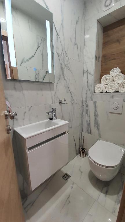 Kúpeľňa v ubytovaní Luxury Promajna Beach Apartment