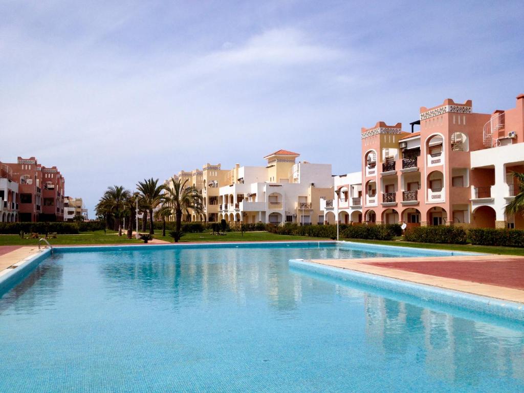 una gran piscina frente a algunos edificios en Appartement Résidence Alwaha Saidia, en Saidia 