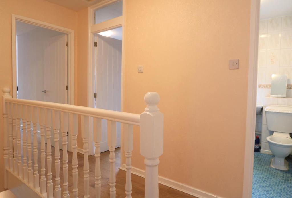 Ένα μπάνιο στο 3 bedroom City Centre Apartment in Lauriston Place