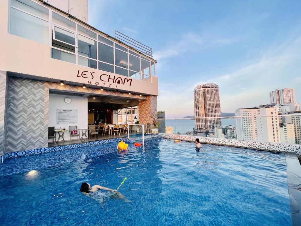 Bazén v ubytování Le's Cham Hotel nebo v jeho okolí
