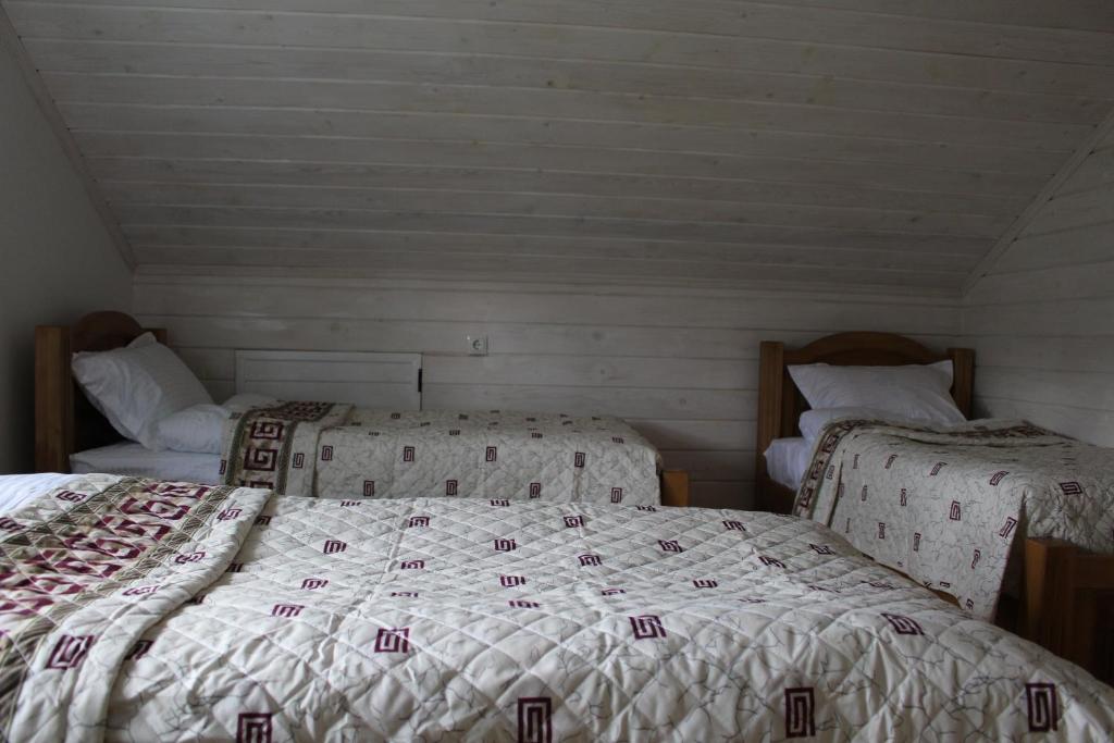 Postel nebo postele na pokoji v ubytování Kolochava Hotel & Restaurant