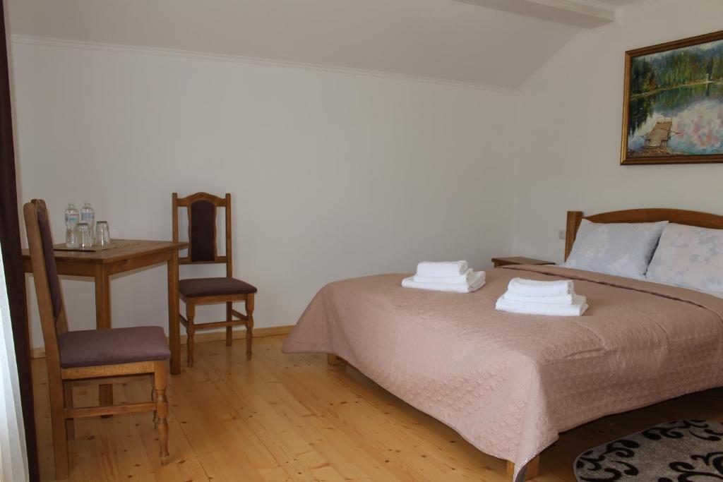 Postel nebo postele na pokoji v ubytování Kolochava Hotel & Restaurant