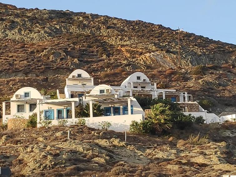 una gran casa blanca en la cima de una colina en Villa Aigli, en Anafi