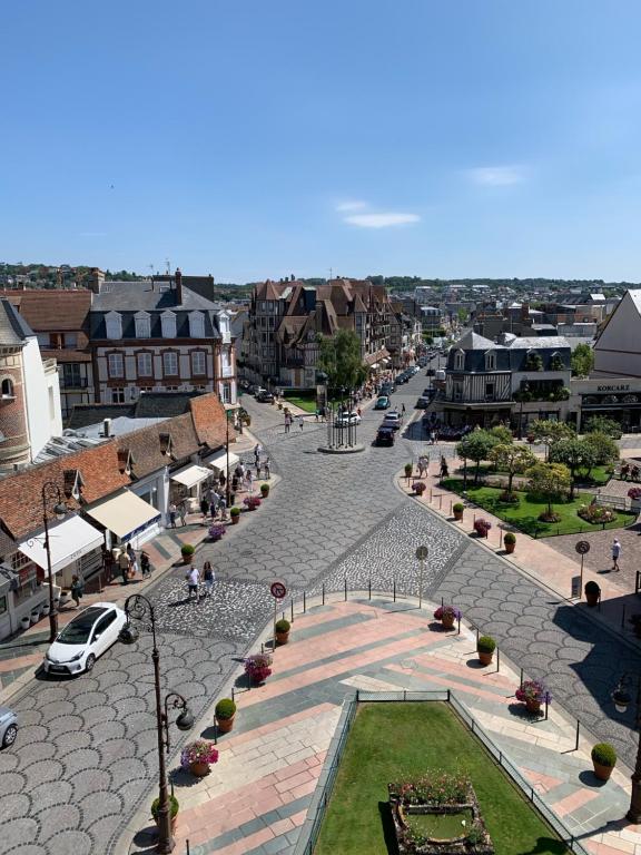 uma vista para uma rua numa cidade em Duplex au cœur de Deauville avec vue imprenable et parking privé em Deauville