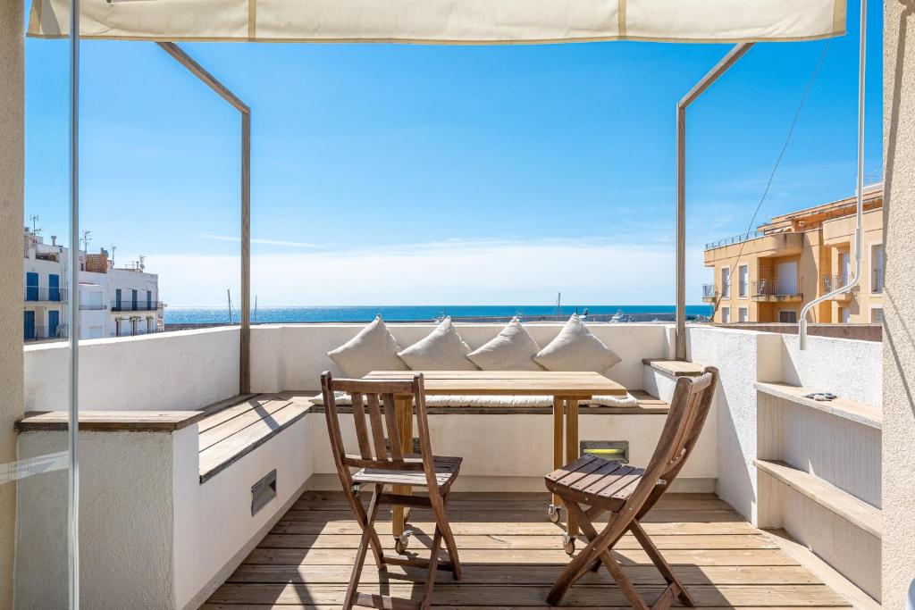 balcón con mesa, sillas y vistas al océano en Hauzify I Loft Brisa del Mar, en L'Ametlla de Mar