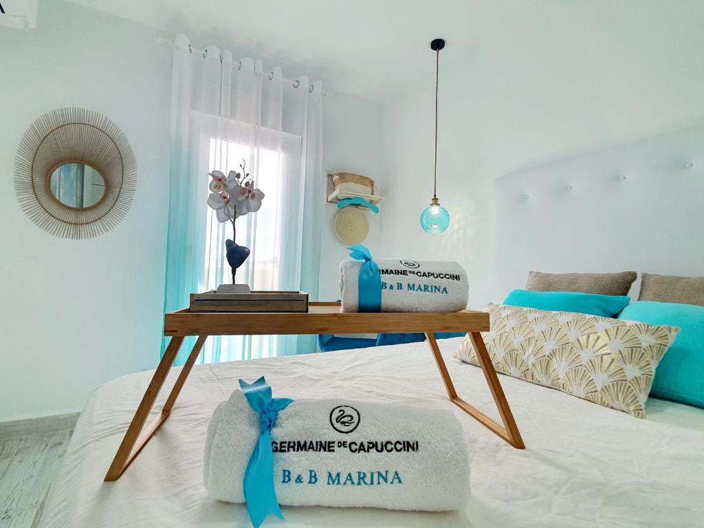 ベナルマデナにあるBenal-beach Marina Deluxeのベッド1台、テーブル、タオル付