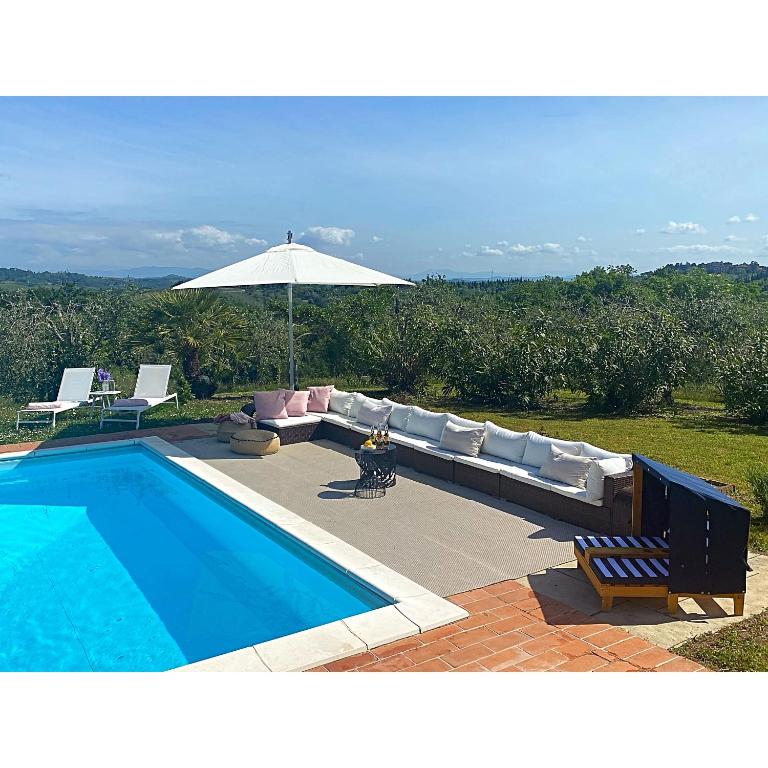 Bazén v ubytovaní Villa Casa Collina Castelfalfi with amazing salt waterpool & AIRCO & VIP service alebo v jeho blízkosti