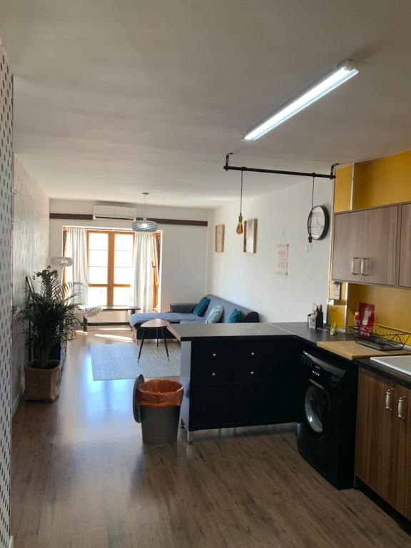 kuchnia i salon z kanapą i stołem w obiekcie Apartamento Doña Pia w mieście Mijas