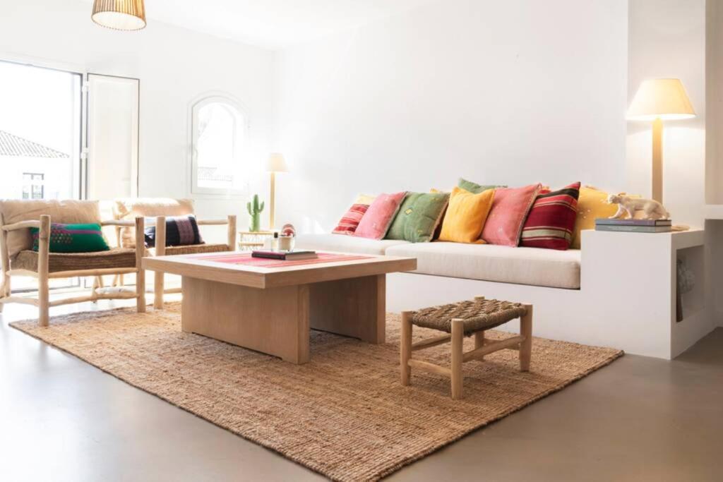 ein Wohnzimmer mit einem Sofa und einem Couchtisch in der Unterkunft Las Flores de Marta (Milla de Oro - Marbella) in Marbella