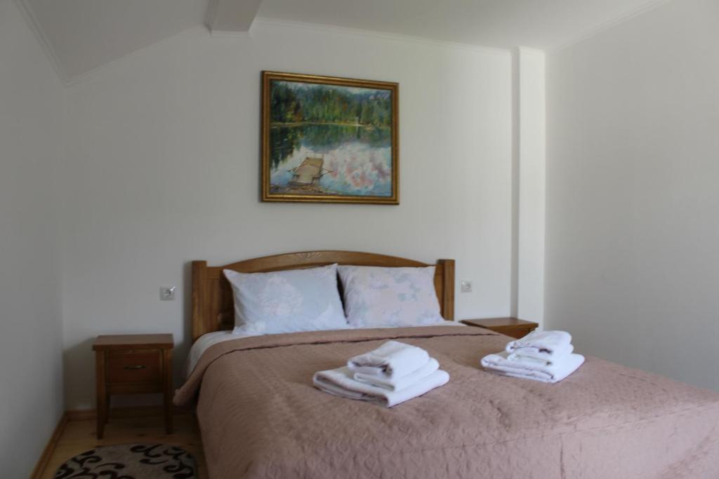 Postel nebo postele na pokoji v ubytování Kolochava Hotel & Restaurant