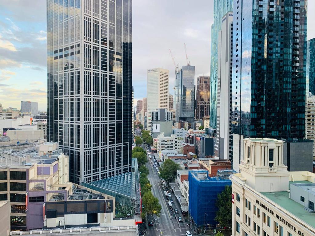 a view of a city skyline with tall buildings at Melbourne CBD Empire Apartment in Melbourne