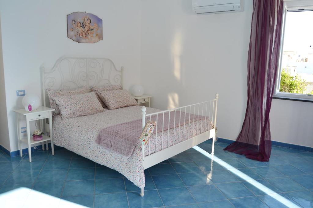 ポンツァにあるMaridea - Marlinのベッドルーム(白いベッド1台、窓付)
