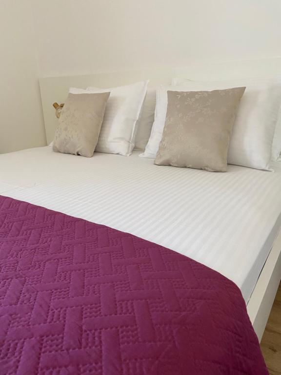 Postel nebo postele na pokoji v ubytování Apartmani Jolanda