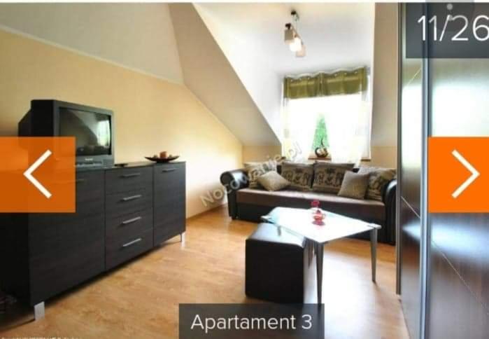 Una televisión o centro de entretenimiento en KATRINA APARTAMENTY