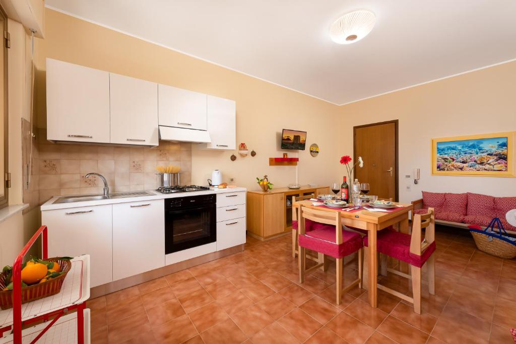 A kitchen or kitchenette at I Tre Golfi - Appartamenti a 300 mt dal mare