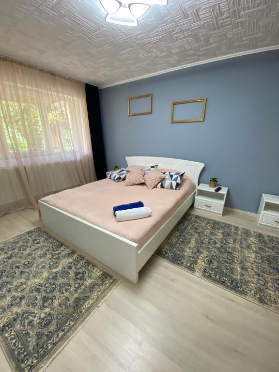 ein Schlafzimmer mit einem Bett mit zwei Handtüchern darauf in der Unterkunft Casa Maria in Alba Iulia