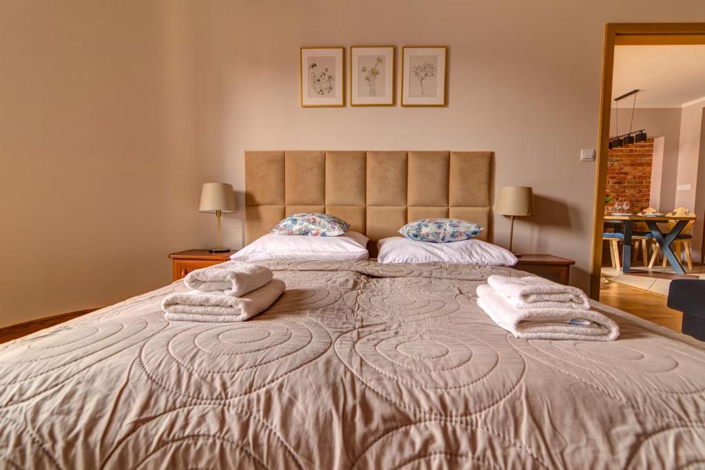 Posteľ alebo postele v izbe v ubytovaní Krynica Apartamenty Centrum Deptak 45