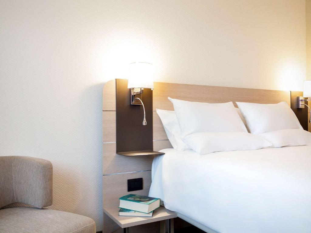 Postel nebo postele na pokoji v ubytování Novotel Brescia Due