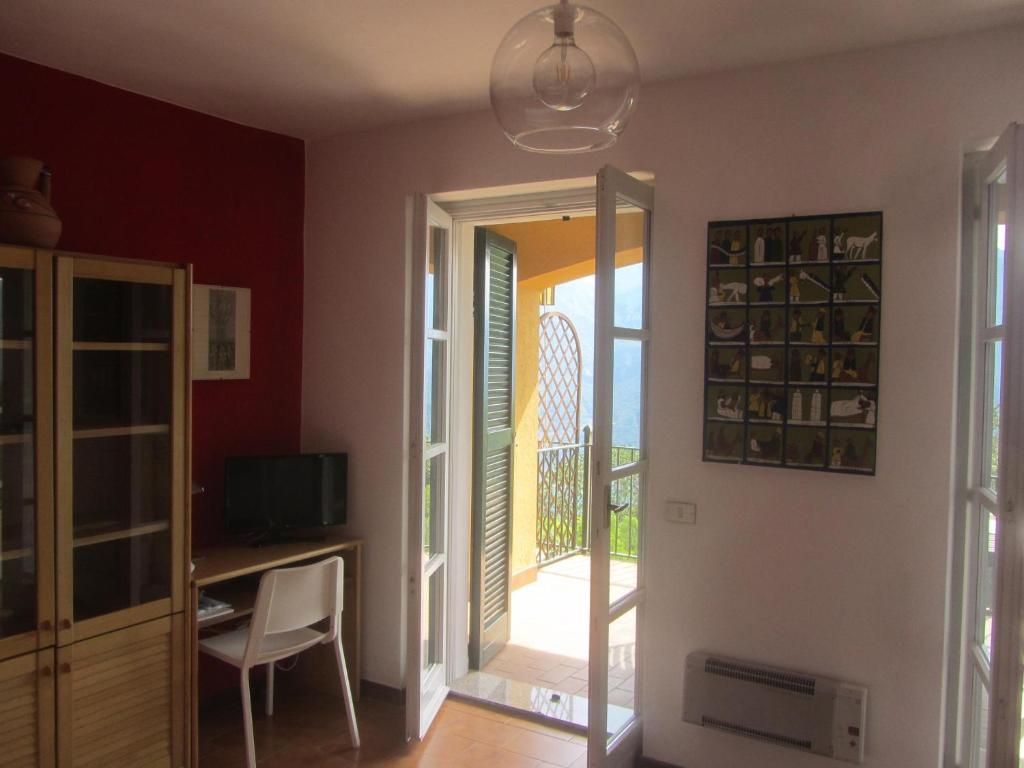 TV a/nebo společenská místnost v ubytování IL BALCONE SUL LAGO