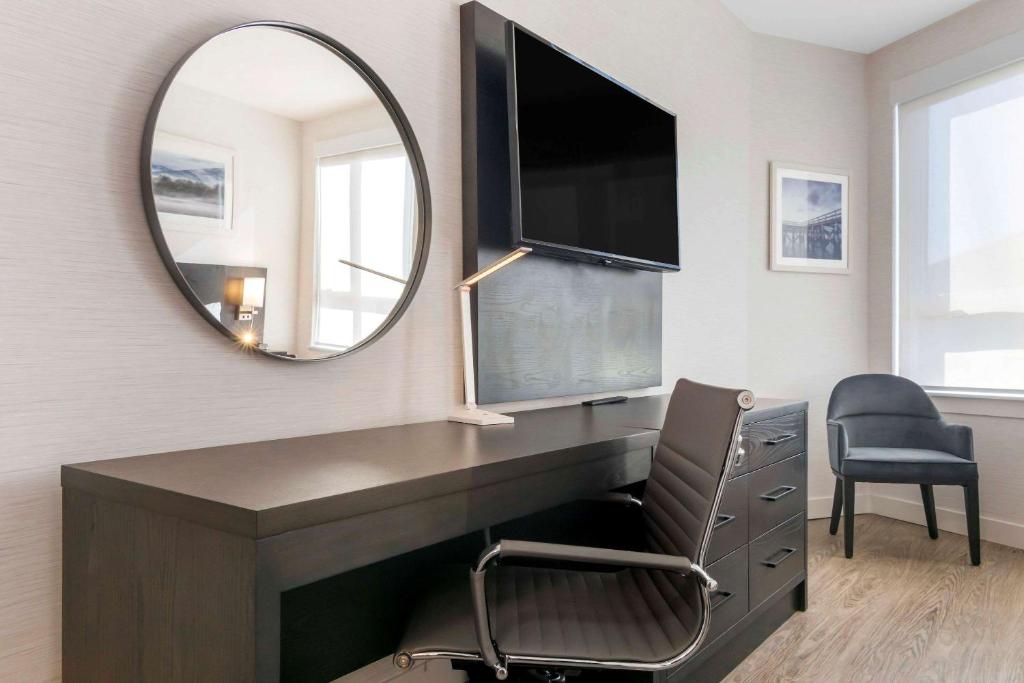 TV a/nebo společenská místnost v ubytování Quality Inn
