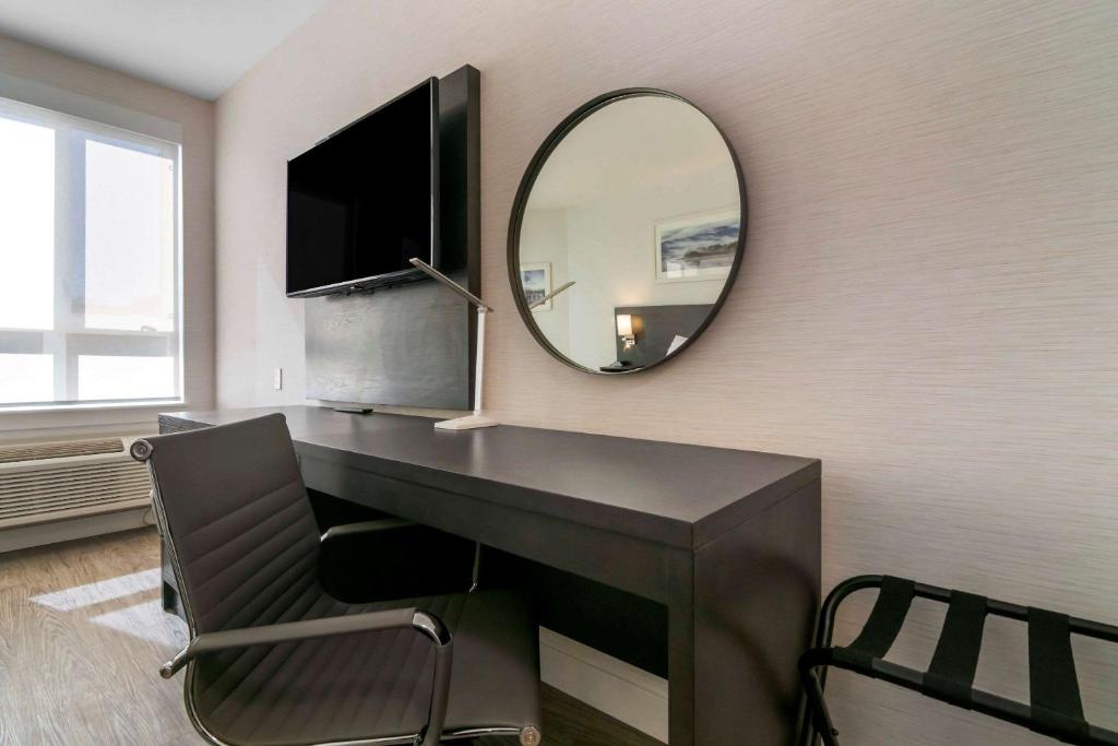 TV a/nebo společenská místnost v ubytování Quality Inn