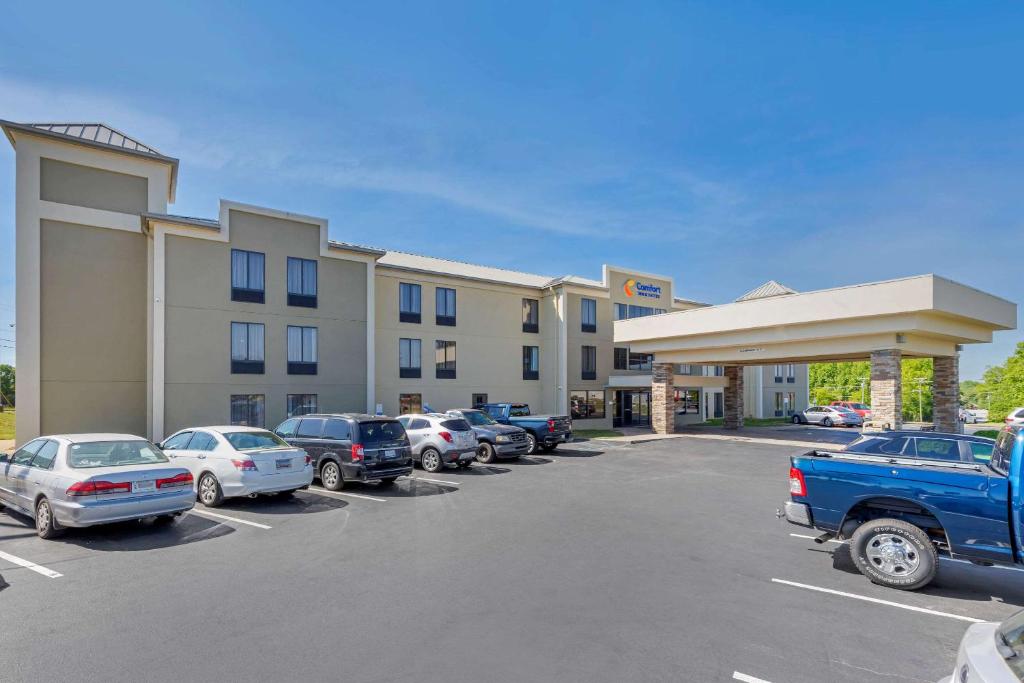 um parque de estacionamento com carros estacionados em frente a um hotel em Comfort Inn & Suites Greer - Greenville em Greer