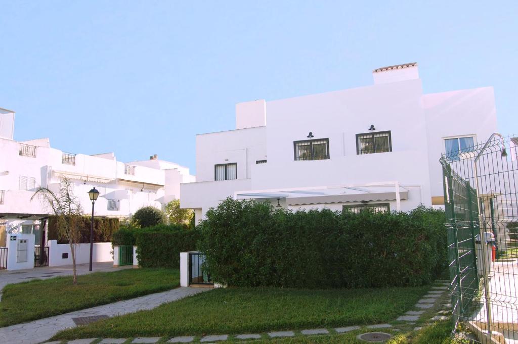 Biały budynek z ogródkiem przed nim w obiekcie Chalet Paraíso Buganvillas w mieście Vera