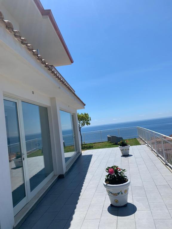 un balcón de una casa con vistas al océano en Relais Villa Bonifacio, en Diamante