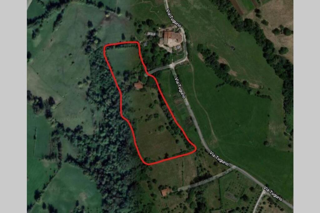 a map of a field with a red line at VILLA TUGURIO. La tua casa immersa nel verde in Grumolo Pedemonte