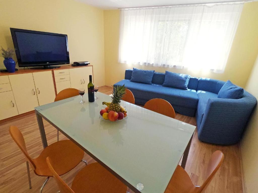 Telewizja i/lub zestaw kina domowego w obiekcie Apartments SOLARIS - with PRIVATE PARKING
