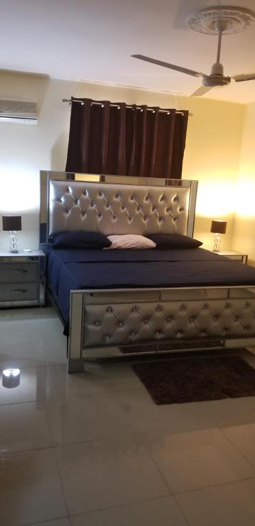 Postel nebo postele na pokoji v ubytování SANTIAGO CERRO ALTOS JARDIN 19