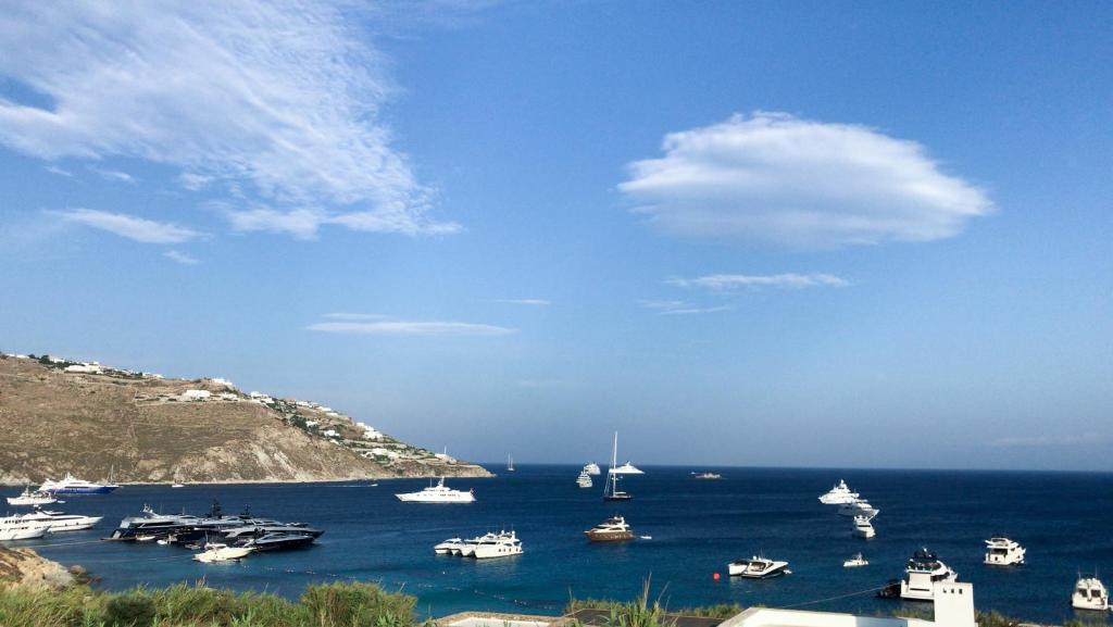 Ein paar Boote sind im Wasser. in der Unterkunft The Elaia House Mykonos in Ornos